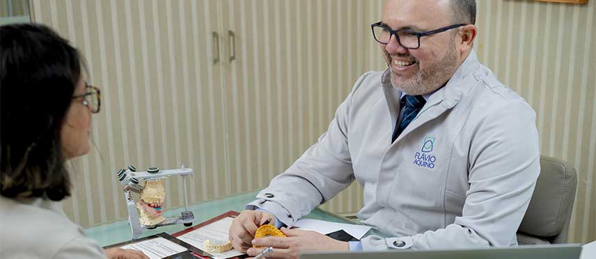 Dr. Flávio Aquino, Dentista de Próteses e Implantes Dental em Maceió - AL, realizando reabilitações Avançadas.